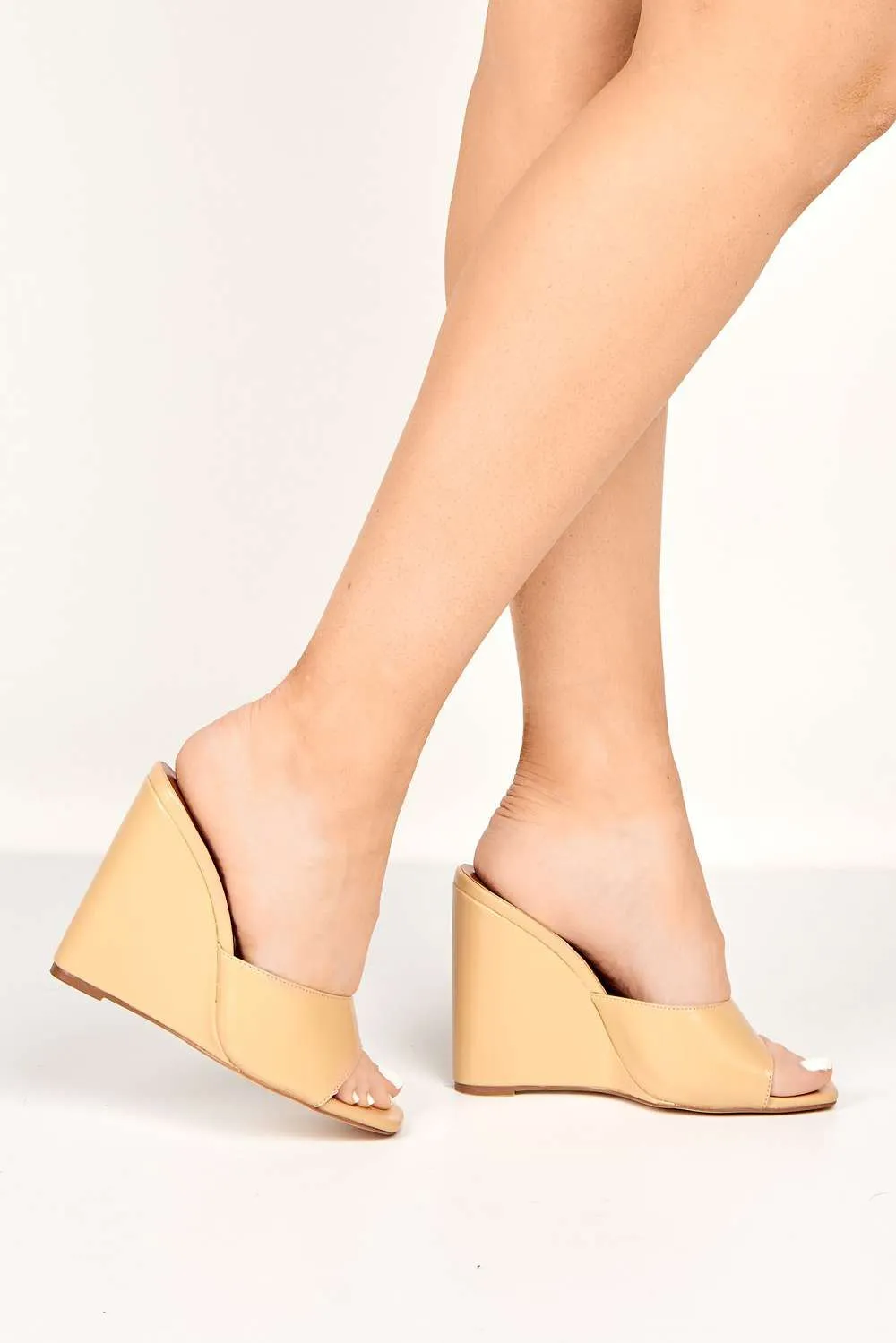 Dune Plain Band Wedge Mule in Nude PU