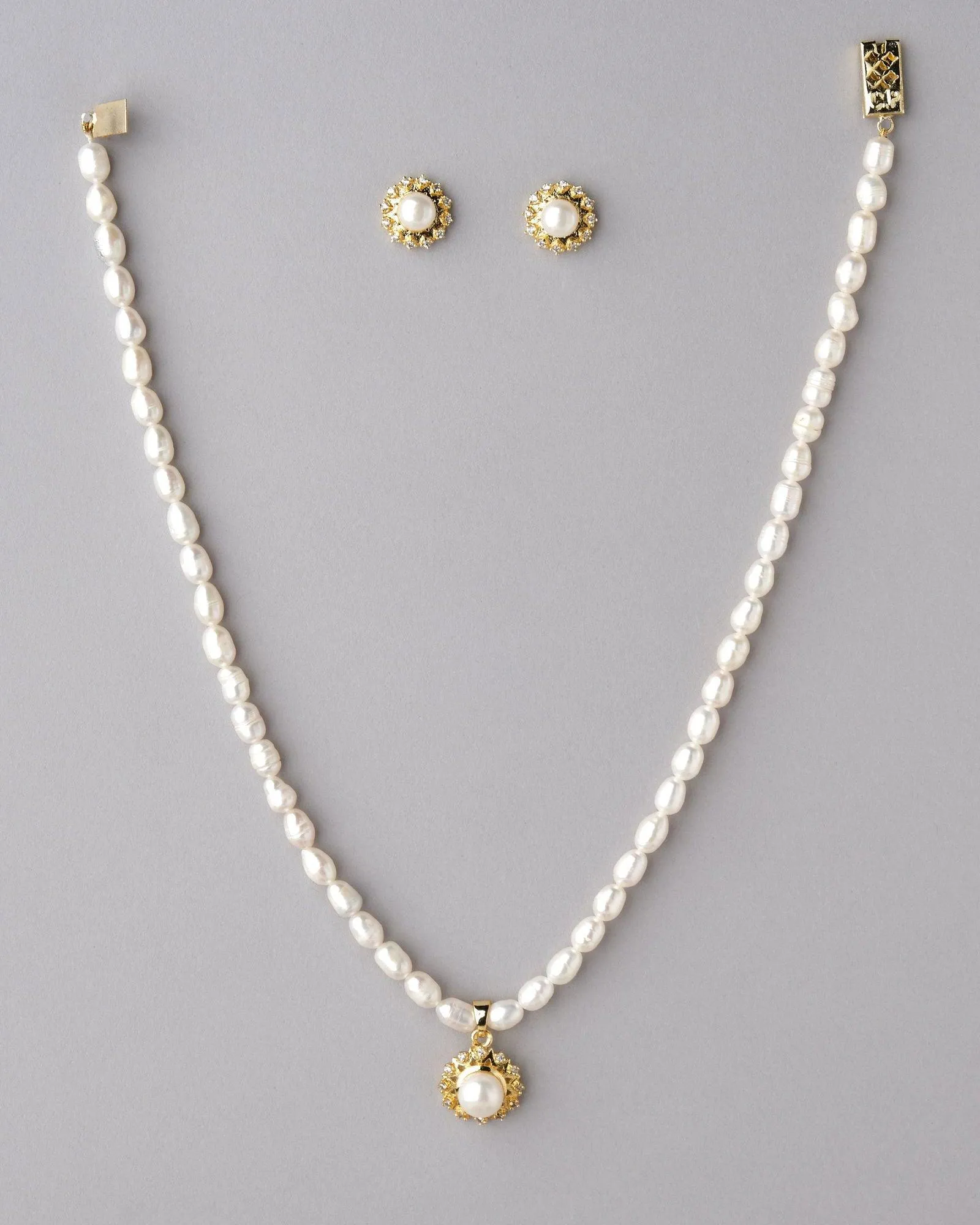 Elegant Pearl Necklace Set