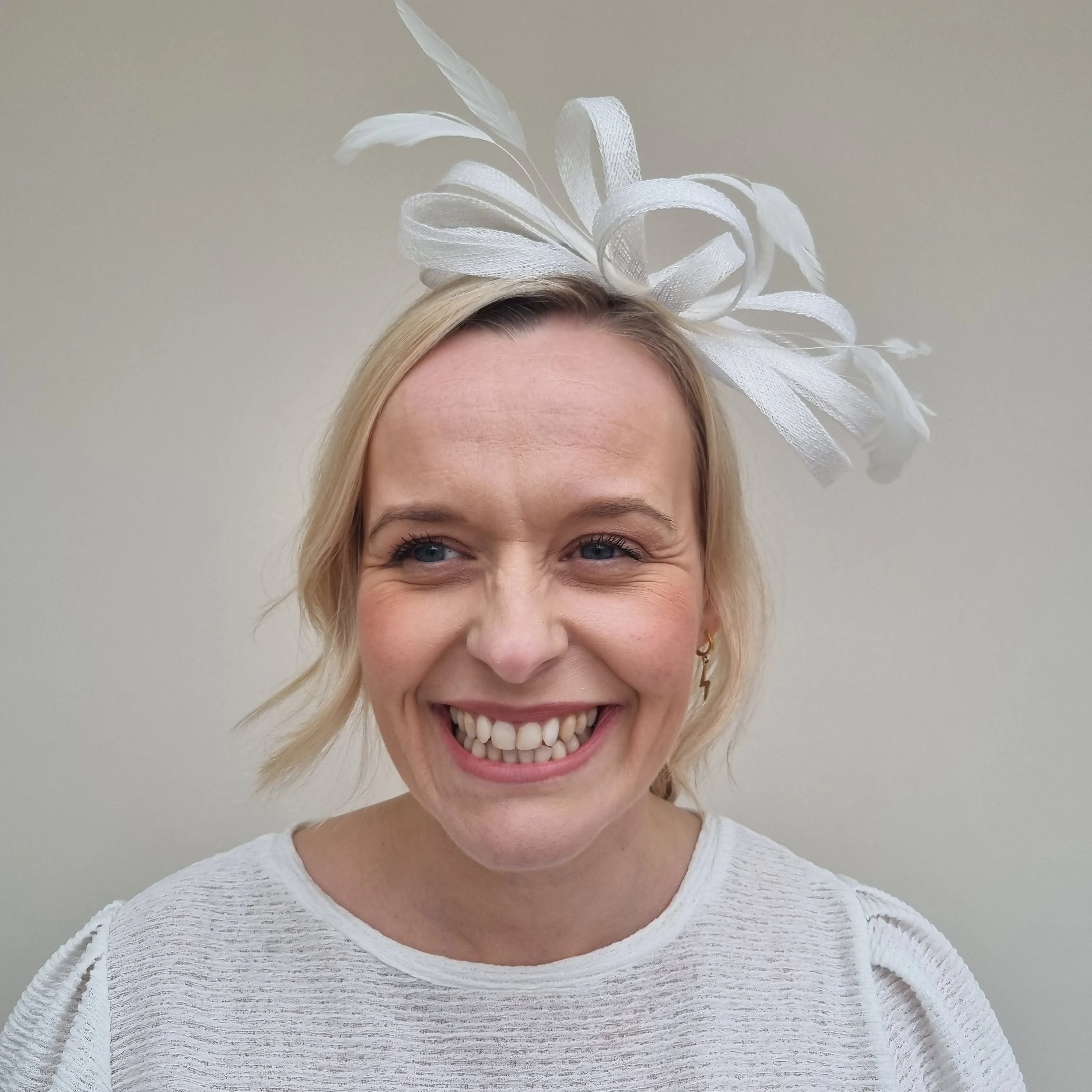 J Bees JB22/238 Fascinator On Headband In Neutrals & Ivory